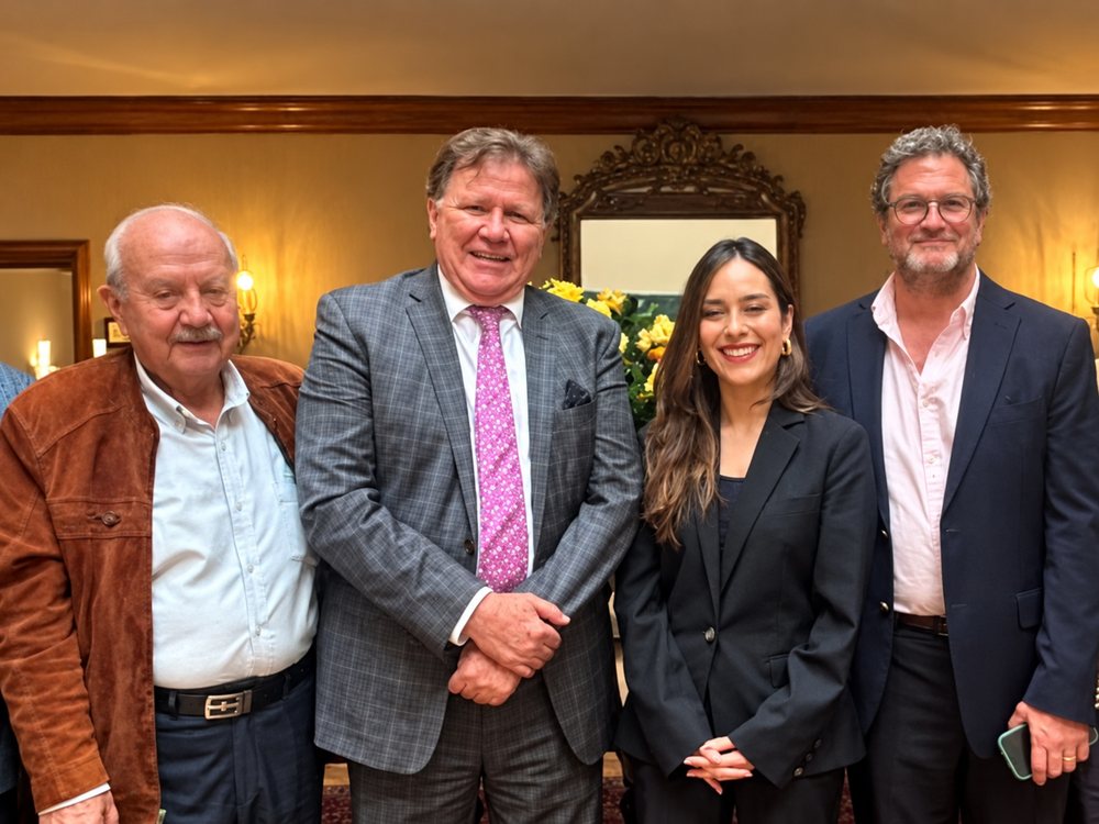 Daniela España, presidente ejecutiva de ANALAC, con miembros de la Junta Directiva